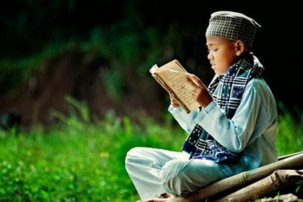 Ilustrasi seorang anak laki-laki sedang membaca Al-quran (Foto: darunnajah.com) 