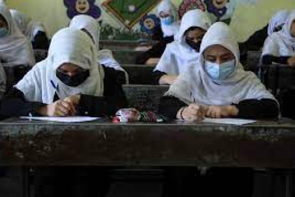 Para siswi menghadiri kelas di Herat setelah pengambilalihan negara oleh Taliban (fotoFile: AFP/ aljazeera.com) 