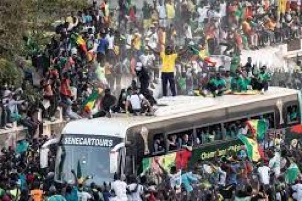 Bus kemenangan mengarak tim nasional dari bandara ke pusat kota Dakar, ibu kota Senegal yang berpenduduk tiga juta orang (foto: AFP/ bbc.com) 