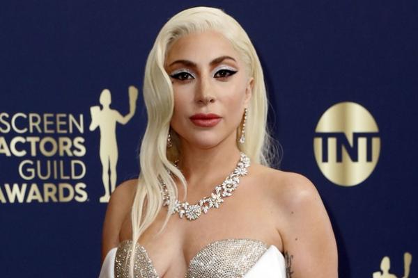 Lady Gaga di ajang Screen Actors Guild (SAG) Awards 2022. Pernah Diisukan Dirinya adalah Seorang Pria, Begini Jawaban Lady Gaga. (FOTO: GETTY IMAGES) 