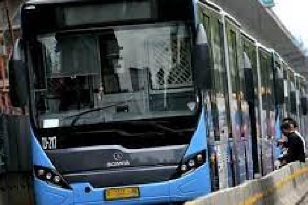 Wacana kenaikan tarif Transjakarta ditolak oleh DPRD DKI Jakarta. (foto:Armada Bus TransJakarta) 