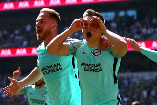 Pemain Brighton & Hove Albion Leandro Trossard (kanan) dan Alexis Mac Allister melakukan selebrasi setelah mencetak gol ke gawang Tottenham Hotspur  (foto: REUTERS/Hannah Mckay) 