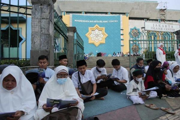 Tadarus Al-Quran sambil ngabuburit di JIC (Foto: medcom) 