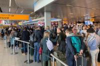 Musim Liburan Tiba, Bandara Amsterdam Kacau Akibat Pemogokan