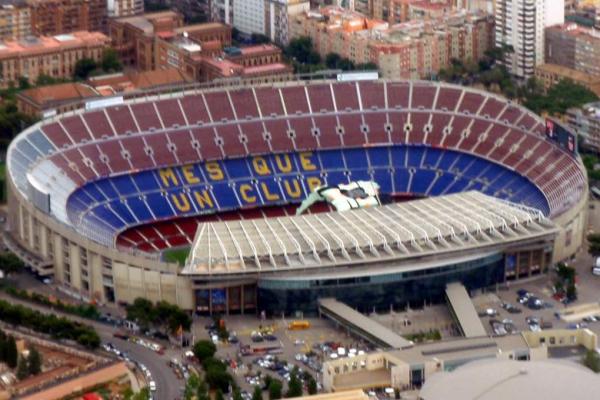 Stadion Camp  Nou kandang klub raksasa Barcelona (foto: wikipedia.org) 