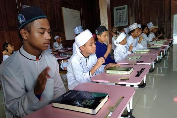 Anak-anak tunarungu belajar dan membaca kitab suci Alquran (Foto: Reuters) 