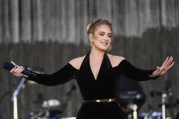 Kedinginan Manggung di Munich, Adele Pakai Sepatu Kets