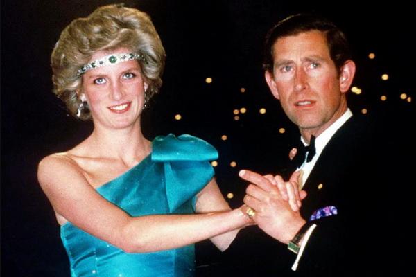 Pangeran Charles berdansa dengan Putri Diana (1985). Pernah Tampil Bersama John Travolta, Pelajaran Tari Rahasia Putri Diana akan Difilmkan. (FOTO: GETTY IMAGES) 