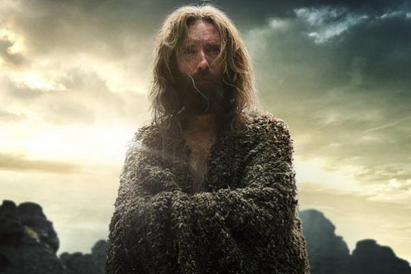 Daniel Weyman sebagai Orang Asing di film The Lord of the Rings: The Rings of Power. (FOTO: PRIME VIDEO) 