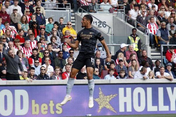 Pemain Arsenal William Saliba melakukan selebrasi usai menyarang bola ke gawang Brentford di Stadion GTech Community, London, Minggu (foto: Stinger/ kdhnews.com) 