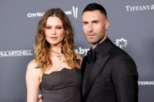 Adam Levine dan Behati Prinsloo. Adam Levine Bangga Tiga Anaknya Tahu Katalog Lengkap Lagu-lagu Maroon 5 (FOTO: GETTY IMAGE) 