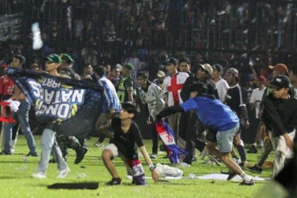 Salah satu tragedi kelam dalam dunia sepak bola di Indonesia di Stadion Kanjuruhan Malang usai Pertandingan Arema FC vs Persebaya (FOTO: HO/ANTARA FOTO/Ari Bowo Sucipto) 