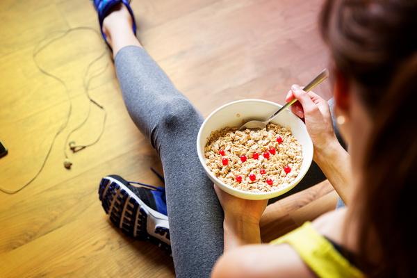 Ilustrasi - Makan sambil duduk (Foto: SHUTTERSTOCK) 