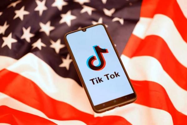 Logo TikTok ditampilkan di smartphone di atas bendera AS dalam gambar ilustrasi yang diambil pada 8 November 2019 ini. Foto: Reuters 