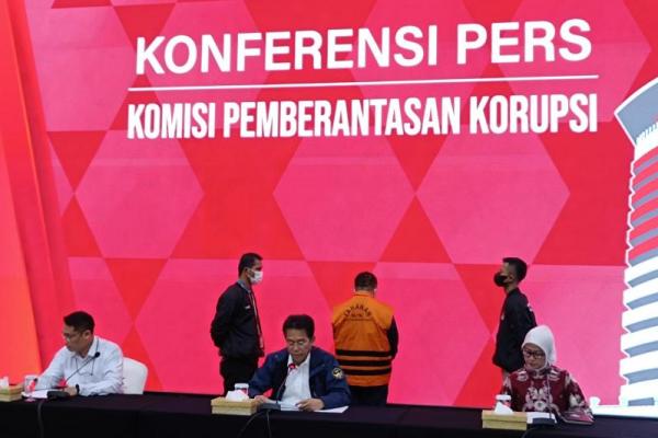 KPK Resmi Tahan Satu Tersangka Kasus Proyek Fiktif Di PT Amarta Karya