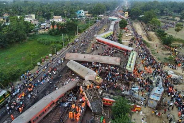 Foto tabrakan dengan kereta api lain di dekat distrik Balasore, India, 4 juni 2023. Foto: Reuters 