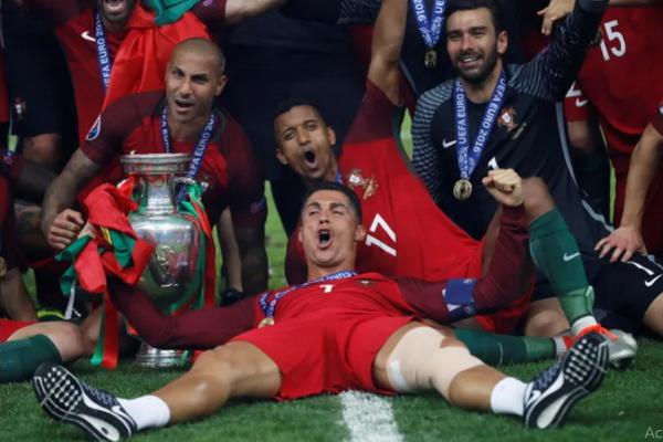 Cristiano Ronaldo merayakan dengan Ricardo Quaresma, Nani, Rui Patricio dan trofi setelah memenangkan Euro 2016. (FOTO: REUTERS) 