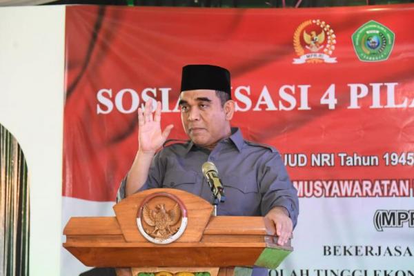 Wakil Ketua MPR Ahmad Muzani menghadiri sekaligus menjadi pemateri utama dalam gelar acara Sosialisasi Empat Pilar MPR RI, di Kompleks Ponpes Al-Arsyadi, Kalimantan Timur, Senin (31/7/2023). (Foto: Humas MPR) 