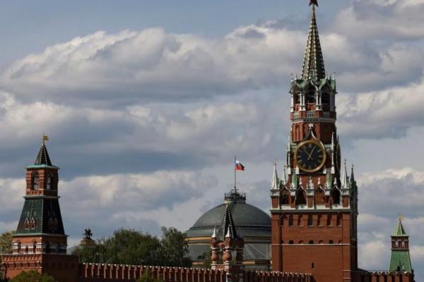 Bendera Rusia berkibar di kubah gedung Senat Kremlin di belakang Menara Spasskaya, di Moskow tengah, Rusia, 4 Mei 2023. Foto: via Reuters 
