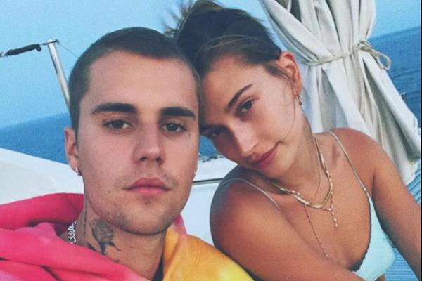 Hailey Bieber Bagikan Foto Pertama Jack Blues Putranya dengan Justin Bieber usai Memilih Presiden