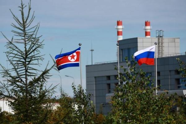 Bendera Rusia dan Korea Utara menjelang pertemuan Presiden Rusia Vladimir Putin dan pemimpin Korea Utara Kim Jong Un di Kosmodrom Vostochny, Rusia, 13 September 2023. Sputnik/Reuters 