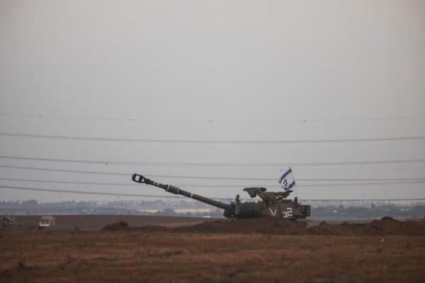 Bendera Israel berkibar dari howitzer self-propelled di dekat perbatasan Israel dengan Jalur Gaza, di Israel selatan, 22 Oktober 2023. Foto: Reuters 