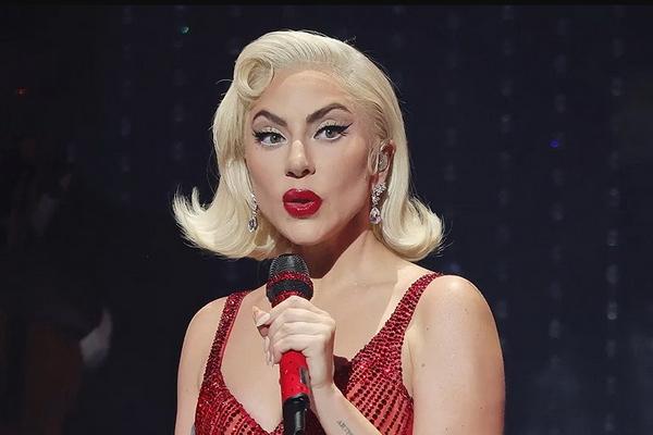 Lady Gaga Menyanyikan Lagu A Star Is Born dari Atap Limousine di Luar Hotel Paris