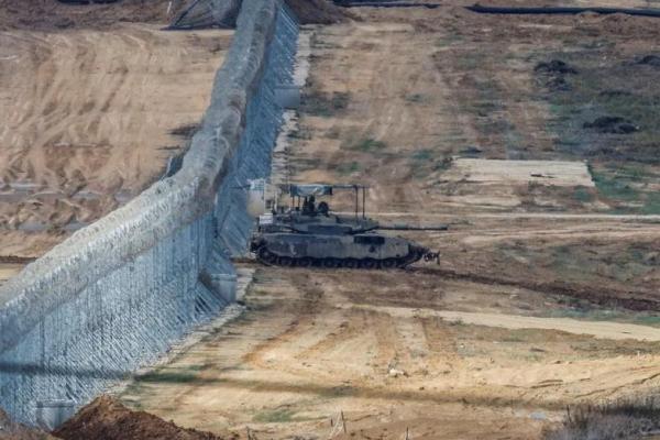 Sebuah tank Merkava Israel bermanuver di dekat perbatasan Israel-Gaza, terlihat dari Israel selatan, 28 November 2023. Foto: Reuters 