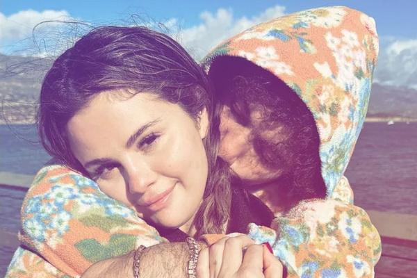 Penuh Cinta, Selena Gomez Rayakan Malam Tahun Baru Bersama Tunangannya Benny Blanco. (FOTO: INSTAGRAM) 