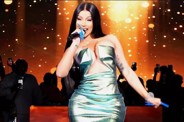 Terpeleset dari Tangga, Cardi B yang Sedang Hamil Alami Ligamen Robek