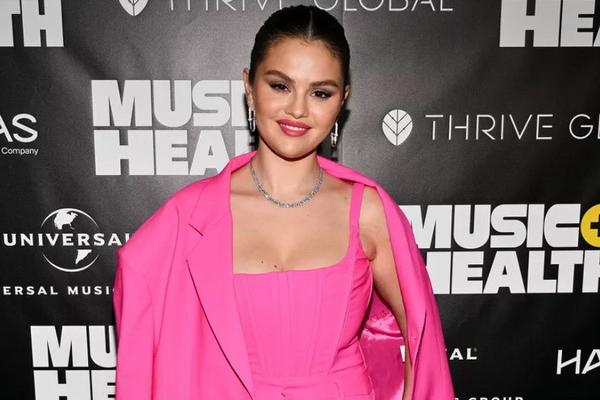 Selena Gomez tak Biarkan Pendapat Penggemar Pengaruhi Hubungannya dengan Benny Blanco