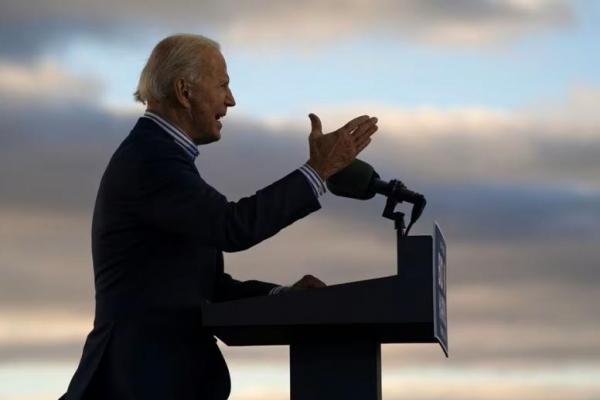 Kandidat presiden AS dari Partai Demokrat Joe Biden berbicara dalam acara kampanye di Dallas High School di Dallas, Pennsylvania, AS, 24 Oktober 2020. Foto: Reuters 