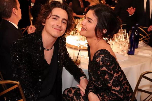 Kylie Jenner dan Timothee Chalamet Kencan Sederhana di Restoran Pizza