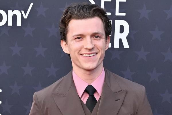 Gara-gara Wajah Mudanya, Tom Holland tak Bisa Beli Bir Non-Alkohol Bero Miliknya Sendiri. (FOTO: FILM MAGIC) 