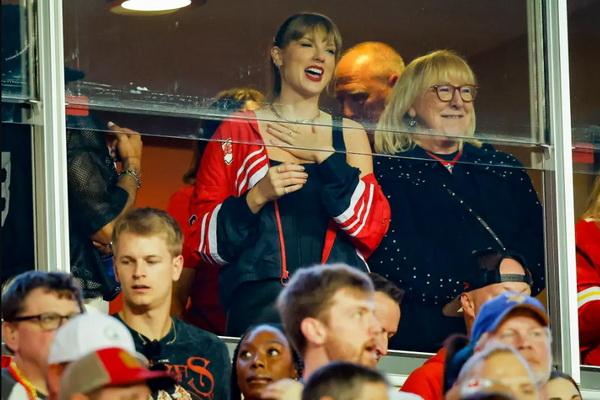 Taylor Swift dan Donna Kelce menonton pertandingan Travis Kelce di suite. (FOTO: GETTY IMAGE) 