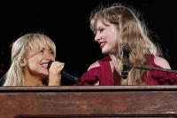 Taylor Swift Merayakan Musim Panas Sabrina Carpenter yang Sukses