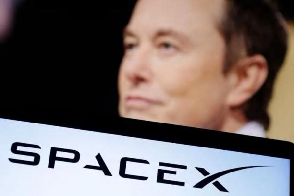 Logo SpaceX dan foto Elon Musk terlihat dalam ilustrasi yang diambil pada 19 Desember 2022. Foto: REUTERS 