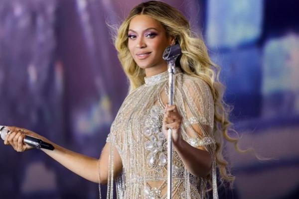 Beyonce tampil di Renaissance World Tour pada Juni 2023 di Warsawa, Polandia. (FOTO: KEVIN MAZUR/WIREIMAGE) 