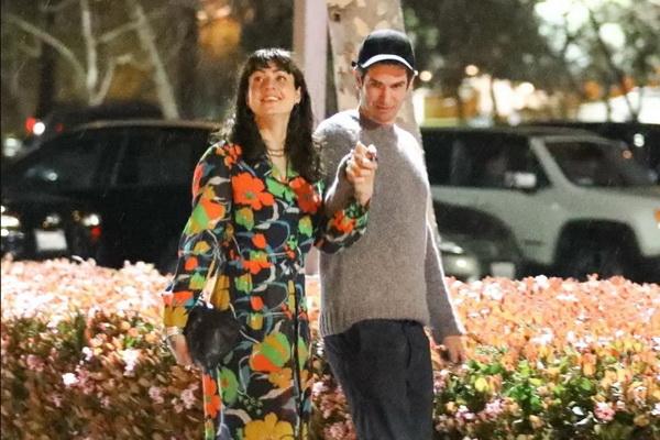 Andrew Garfield terlihat berpegangan tangan dengan `penyihir profesional` Tiktok Dr. Kate Tomas pada Jumat malam (29/3/2024) di Malibu. (FOTO: BACKGRID) 