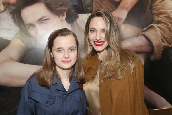 Vivienne Jolie-Pitt dan Angelina Jolie di malam pembukaan The Outsiders, Kamis malam (11/4/2024) untuk pemutaran perdana musikal baru The Outsiders di Broadway. 