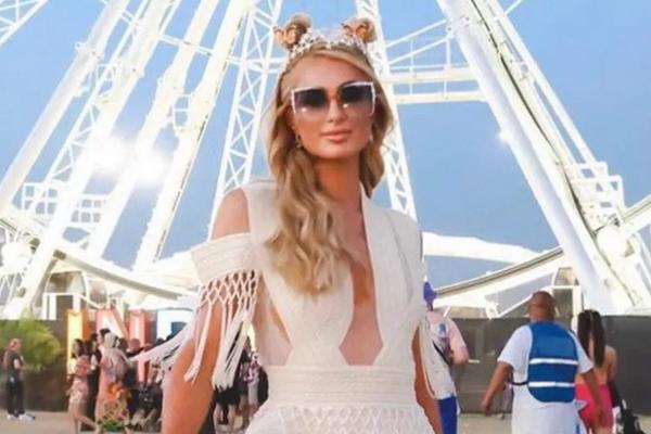 Paris Hilton Menangis saat Melihat Putranya Phoenix Bersorak untuk `Mama`