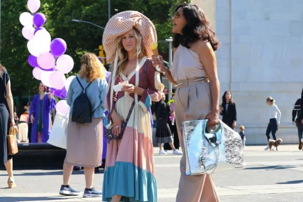 Penggemar `And Just Like That` Bingung dengan Topi yang Dipakai Sarah Jessica Parker