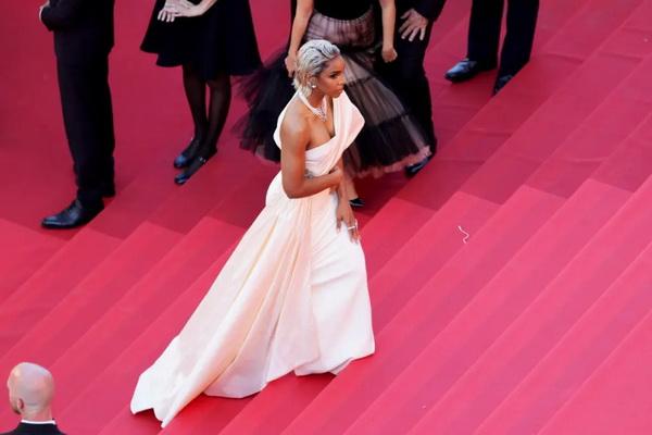 Usai Memarahi Petugas Keamanan, Kelly Rowland Gugup Jalan di Karpet Merah Festival Film Cannes 2024