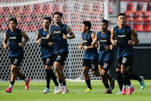 Potret pemaiin Borneo FC tengah menjalani latihan jelang perebutan juara ketiga Championship Series melawan Bali United. foto: PT LIB 
