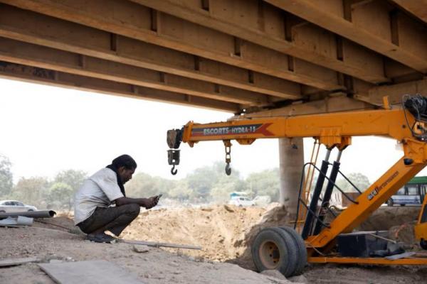 Tidak Punya Pilihan, Buruh India Bekerja di Bawah Panas 47 Derajat Celcius