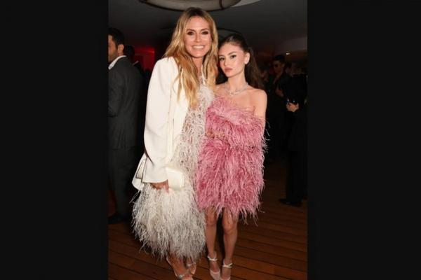 Heidi Klum dan Putrinya Leni Klum Tampil Serasi Pakai Gaun Berbulu di Afterparty amfAR Gala Cannes