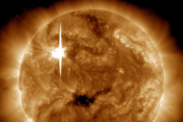 Medan Magnet Penyebab Badai Matahari Kemungkinan Berasal dari Kedalaman Dangkal