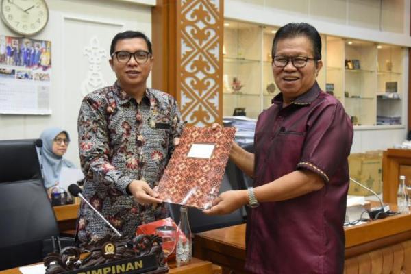 RUU Komoditas Strategis, Baleg Terima Aspirasi dari Petani Cengkeh dan Tembakau