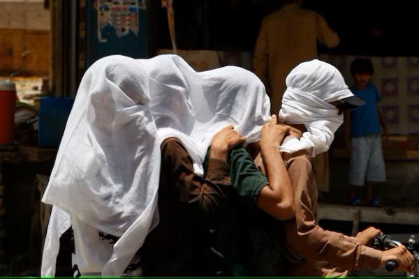 Suhu di Pakistan Melebihi 52 C, Warga Kenakan Kain Basah di Kepala