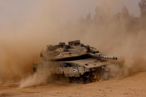 Sebuah tank bermanuver di dekat perbatasan Israel-Gaza, di Israel, 27 Mei 2024. REUTERS 